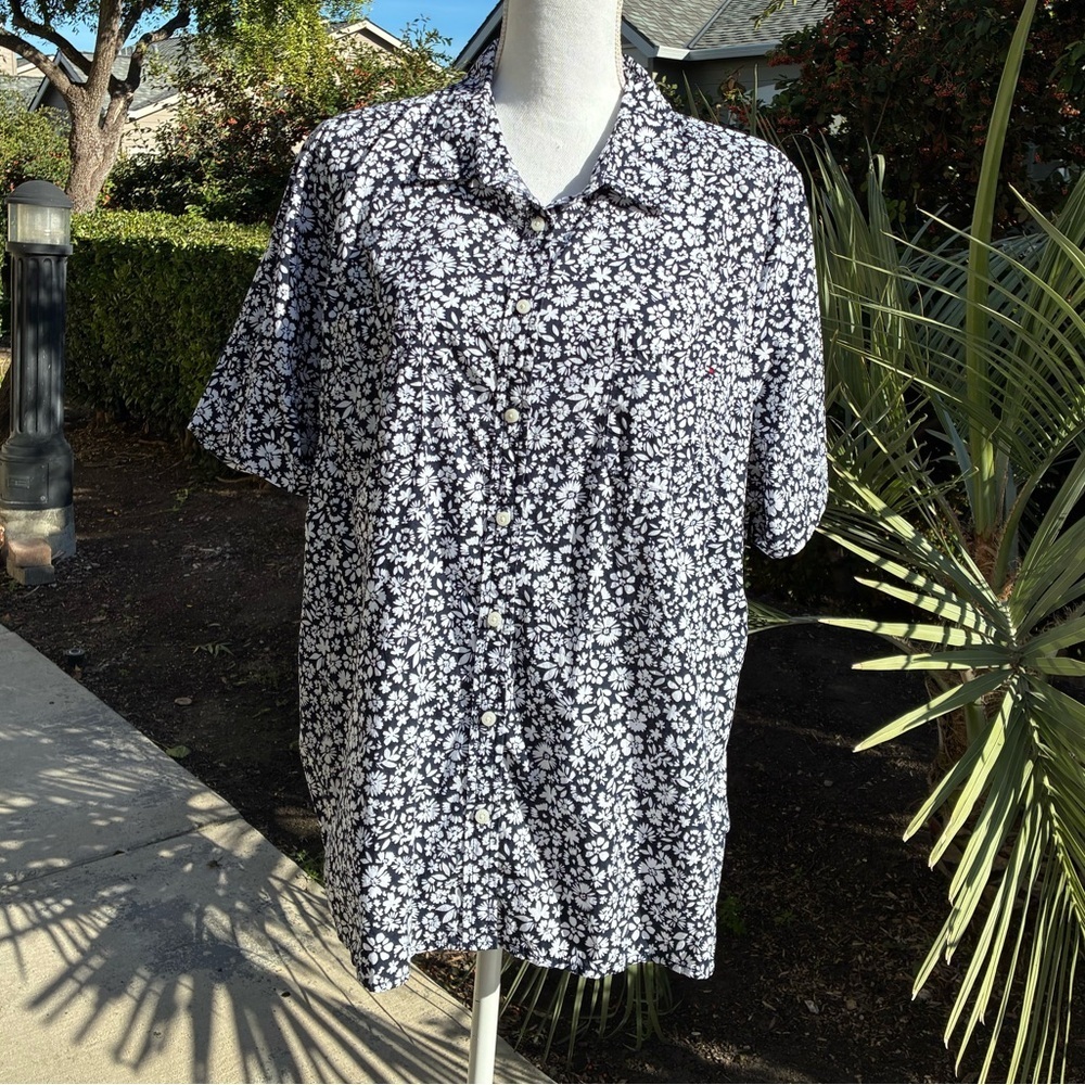 Tommy Hilfiger Navy and White Floral Women’s Camp Shirt Size 1X